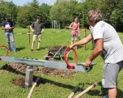  ??  ?? Kein Spielplatz ohne Wippe. Annemarie Rösler, Sprecherin der Elterninit­iative (3.v.l.), behält alles im Blick.