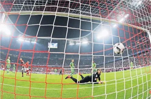  ?? FOTO: DPA ?? Dieses war der erste Streich: Mönchengla­dbachs Torwart Yann Sommer schaut dem Ball hinterher, Arturo Vidal (2.v.l.) hat zum 1:0 für die Bayern getroffen.