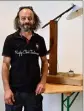  ?? (Photo M. M.) ?? Jean-Christophe est fier de présenter la lampe offerte à son menuisier qui lui donne tant de beaux objets en bois.