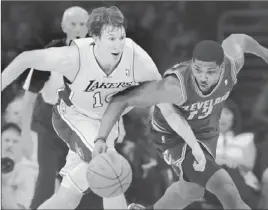  ?? Wally Skalij Los Angeles Times ?? TROY MURPHY of the Lakers and Tristan Thompson of the Cavaliers chase a loose ball during the second half. Murphy was called for a foul on the play.