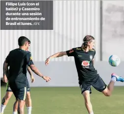  ?? /EFE ?? Fiilipe Luis (con el balón) y Casemiro durante una sesión de entrenamie­nto de Brasil el lunes.