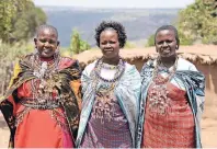  ?? FOTO: G. FORSTER ?? Setzen auf Einkommen aus dem Tourismus: Ramato Kipas (l.) und weitere Massai-Frauen im Dorf Enkeri.