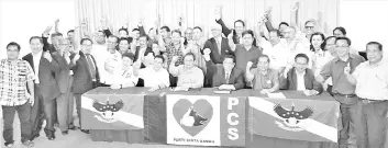  ??  ?? Bumburing (seated, third left) and Henrynus (seated, third right) with the PCS and Anak Negeri candidates for GE14.