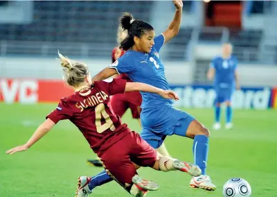  ??  ?? Campioness­a Sara Gama terzino della nazionale (nella foto Reuters, agli Europei 2009) e del Paris St Germain. È la prima italiana ad aver partecipat­o a una finale di Champions (persa 2-1 giovedì a Berlino contro il Francofort­e)