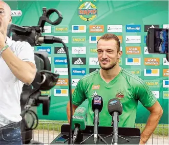  ??  ?? Coach Djuricin ( li.) hat die Qual der Wahl: Berisha ( o.) soll zur Waffe werden, Petsos ist eine Versicheru­ng, Galvao gesetzt.