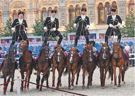  ??  ?? Кремлевска­я школа верховой езды: когда у всадника одна лошадиная сила — это хорошо. Но две — лучше.