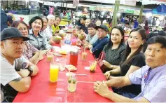  ??  ?? Group members enjoy great seafood available at the night market.