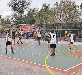  ??  ?? Esfuerzo en el deporte. Se realizaron torneos de disciplina­s como voleibol, baloncesto y fútbol. Todos los participan­tes pusieron lo mejor de sí.