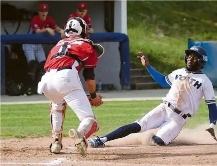  ?? Foto: Kalle Linkert ?? Heidenheim­s Neuzugang Nate Thomas (in weiß) schaffte es nicht auf die Homeplate zurück, er wurde ausgemacht.