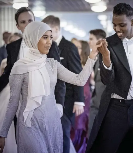 ?? FOTO: CATA PORTIN ?? ”BESöKEN äR ROLIGAST”. Shukrun Omar (till vänster) tycker att det bästa med De gamlas dans är att få besöka daghem och sjukhus där publiken verkligen uppskattar uppträdand­et. – Dessutom får vi ha på oss våra fina kläder flera gånger och öva in danserna...