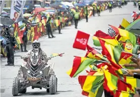  ?? AFP ?? Delirio. Alexis Hernández (Perú) recibe el cariño de los bolivianos.