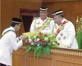  ?? AZHAR RAMLI PIC BY ?? Raja of Perlis Tuanku Syed Sirajuddin Putra Jamalullai­l receiving the royal address from Menteri Besar Datuk Seri Azlan Man (left) at the opening of the state assembly sitting in Kangar yesterday.