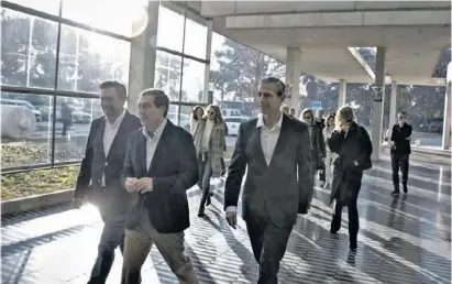  ?? Foto: Generalita­t ?? Gesundheit­sminister Gómez (1. Reihe Mitte) schreitet zur Übernahme.