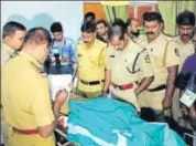  ?? HT PHOTO ?? Kerala Police prepare a report at Pariyaram Medical College after youth Congress leaders Kripesh and Sharath Lal were killed.