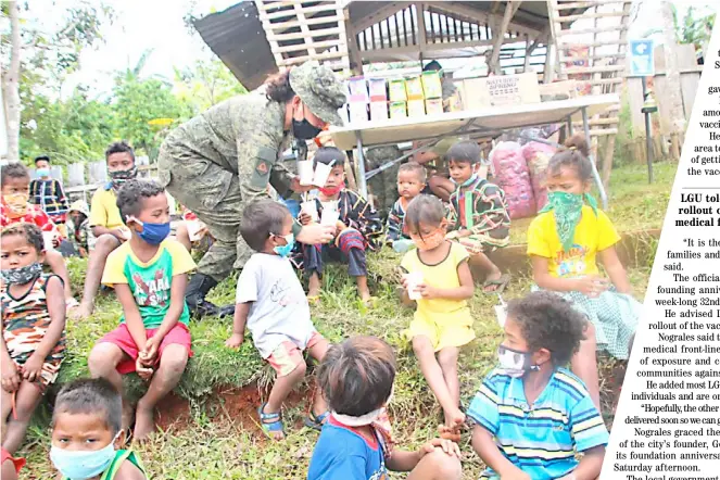  ?? PHOTOGRAPH BY OLMILLO APARECE CANDIDO JR. FOR THE DAILY TRIBUNE ?? LADY soldier from the 1003rd Infantry ‘Raptor’ Brigade serves arroz caldo and juice to children during the 13th Foundation anniversar­y of the brigade in Barangay Malabog, Paquibato district, Davao City last Friday.