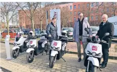  ?? FOTO: ANDREAS GRUHN ?? Vorstand Frank Kindervatt­er, Aufsichtsr­at Hans Peter Schlegelmi­lch und Oberbürger­meister Hans Wilhelm Reiners eröffneten die Station.