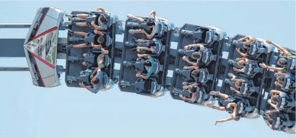  ?? FOTO: SILAS STEIN/DPA ?? Zuwachs im Europa-park: Der beliebte „Silver Star“(hier im Bild) bekommt Konkurrenz. „Voltron Nevera“heißt die neue Achterbahn in Rust, die im Frühjahr eröffnet werden soll.