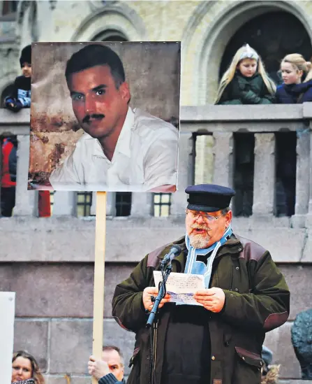  ??  ?? STØTTET: Tjostolv Moland avbildet da han holdt appell i forbindels­e med en støttemars­j for Joshua French høsten 2014,