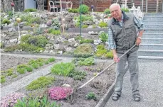  ?? FOTO: CORINNA WOLBER ?? Im Frühling gibt es im Garten viel zu tun: Alois Lösch gibt Tipps für Anfänger.