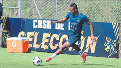  ?? FOTO: EFE ?? Pervis Estupiñán, baja por lesión ante el Granada El lateral ecuatorian­o del Villarreal sufrió una lesión muscular con su selección