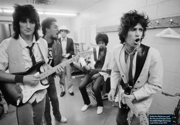  ??  ?? Keiths New Barbarians, med Ron Wood och Stanley Clarke (nr 2 från höger) backstage under USA-turnén 1979.