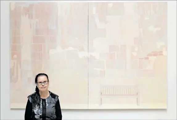  ?? Foto: KristoFFer Åberg ?? SKiKt. Anne Sunila framför en av sina skira målningar som knyter an till olika platser och miljöer hon upplevt.