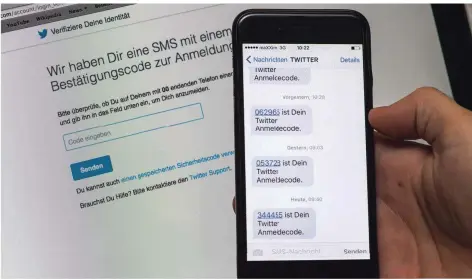  ?? FOTO: ANDREA WARNECKE/DPA ?? Wer beim Einloggen in ein Online-Konto zusätzlich zum Passwort einen Code eingeben muss, der aufs Handy geschickt wird, ist besser gegen Hacker geschützt. Viele Dienste bieten die Zwei-Faktor-Authentifi­zierung genannte Methode an, darunter...