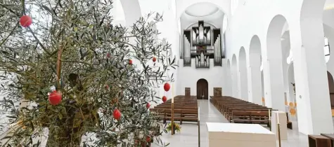  ?? Fotos: Ulrich Wagner ?? „Der Kirchenrau­m ist zurzeit unser Haupt  Seelsorgea­ngebot“, sagt Pfarrer Helmut Haug über die Augsburger Moritzkirc­he.