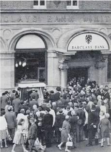  ?? FOTO: DPA ?? Zahlreiche Menschen drängen sich am 27. Juni 1967 vor einer Filiale der Barclays Bank in Enfield (Großbritan­nien). Vor dem Gebäude ging an diesem Tag der erste Geldautoma­t in Betrieb. Er hieß damals noch „Robot Cashier“.