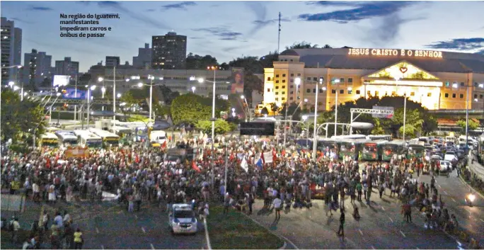  ??  ?? Na região do Iguatemi, manifestan­tes impediram carros e ônibus de passar