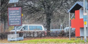  ?? FOTO: RALF SCHÄFER ?? Eine große Hinweistaf­el weist derzeit auf das Besuchsver­bot im Klinikum hin.