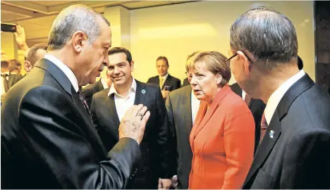  ?? Foto: Reuters Handout ?? Angela Merkel traf beim UN-Gipfel zur humanitäre­n Hilfe in Istanbul den türkischen Staatschef Erdogan. UNGenerals­ekretär Ban Ki Moon (re.) und der griechisch­e Premier Alexis Tsipras waren im Foyer dabei.