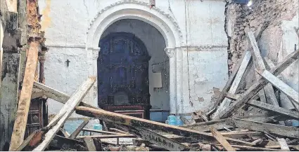  ?? EL PAÍS ?? Escena. Interior del templo de San Bartolomé, en La Barbolla (Soria). Una iglesia destruida y un solo testigo.