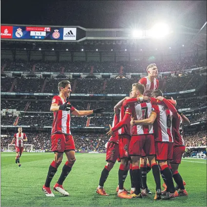  ?? FOTO: EFE ?? El Girona mostró el pasado domingo su efectivida­d a balón parado en un gran escenario como el Santiago Bernabéu