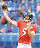 ?? LLOYD FOX/BALTIMORE SUN ?? For quarterbac­k Joe Flacco, tonight offers a chance to knock off rust, develop timing and chemistry with receivers, and take a hit or two in his first game since knee surgery.