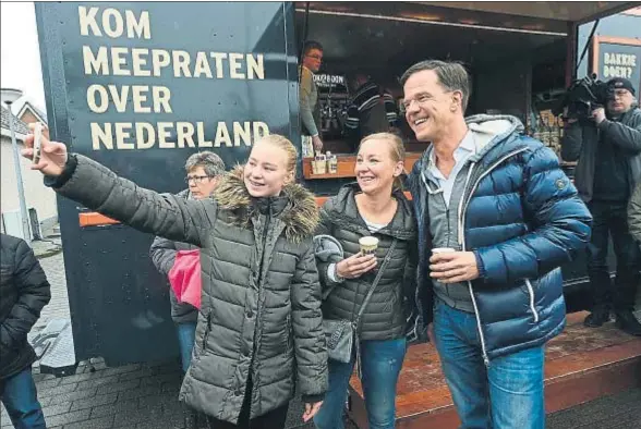  ?? JOHN THYS / AFP ?? El primer ministro, Mark Rutte, del partido liberal VVD, haciendo campaña para las elecciones, el pasado fin de semana