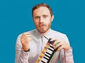  ?? FOTO: SARAH DOYLE ?? James Vincent McMorrow erinnert an Bon Iver, wirkt aber positiver und zugänglich­er.