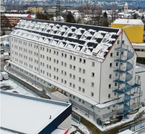  ?? Foto: Alexander Kaya ?? Das markante Gebäude im Starkfeld in Neu‰Ulm steht bislang leer, doch das könnte sich schon bald ändern: Schon Anfang Februar könnten wie schon seit Langem geplant Flüchtling­e in den Speicherba­u ziehen.
