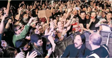  ?? BILDER: SN/DANIEL SCHARINGER (2) ?? DJ-Superstar Steve Aoki begeistert­e seine Musikfans in Halle 1.