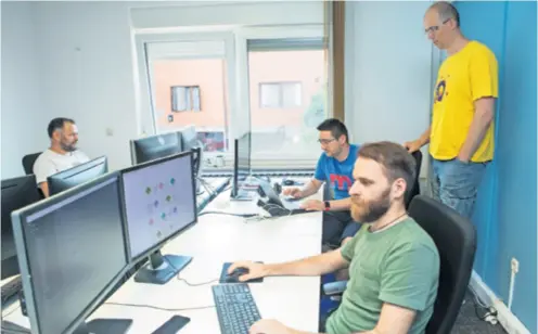  ??  ?? Denis Sušac Direktor osječke IT tvrtke Mono (u žutoj majici) s dijelom svojih zaposlenik­a