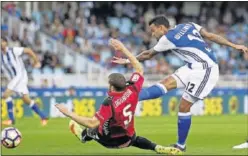  ??  ?? AL SUELO. Laguardia, en un disparo a gol de Willian José.