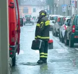  ??  ?? L’intervento dei vigili del fuoco (foto Tgr Toscana)