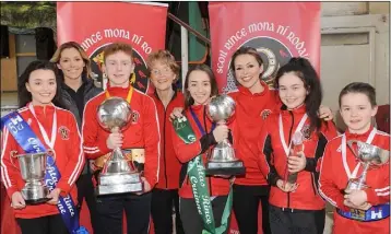  ??  ?? Dearbhla Lennon, Mona Roddy Lennon and Ciara Lennon, with Niamh Muldowney, Gareth O’Connor, Alannah Murray, Katie Lennon and Oisin Lennon, Mona Roddy School of Dance, Medal winners at the 2017 World Irish Dancing Championsh­ips.