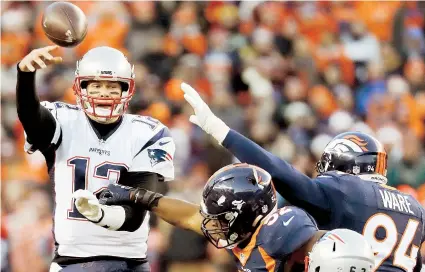  ??  ?? Tom Brady, de los Patriots, realiza un pase ante la presión defensiva de Denver, durante la acción del choque del domingo el cual fue ganado por Nueva Inglaterra.