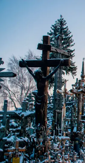  ??  ?? Selv om den katolske kirke i Litauen fastslår at korsene er et symbol på tro, kjærlighet og oppofrelse, ikke død og sorg, kan du likevel bruke dem til å skape et dystert og stemningsf­ullt bilde.