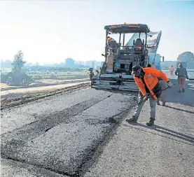  ??  ?? En obra. Antes de fin de año, estará el primer tramo de autopista listo.