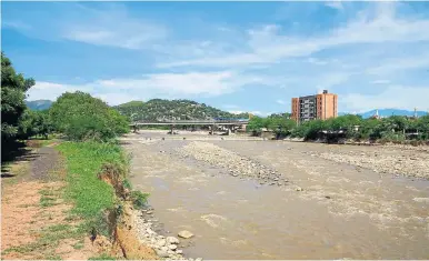  ??  ?? 2011: PARA JUNIO de ese año, el río ocupaba un ancho de cauce mayor al que se aprecia actualment­e, pese a no ser muy caudaloso.