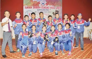  ??  ?? SKUAD karate Kota Kinabalu merakamkan reaksi gembira besama Julian (berdiri di
kiri).