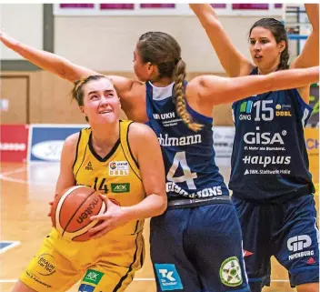  ?? FOTO: RUPPENTHAL ?? Die kanadische Nationalsp­ielerin Paige Crozon (links), Neuzugang der Saarlouis Royals, behauptet sich in dieser Szene im Heimspiel gegen Halle gegen Janina Schinkel und Tijana Dukic (rechts).