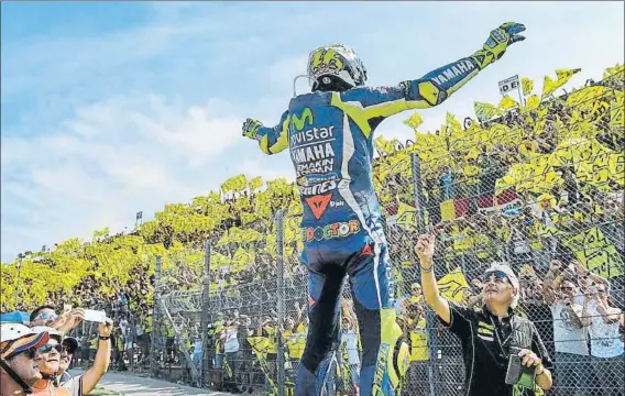  ?? FOTO: MOTOGP.COM ?? La tribuna Brutapela de Misano echará en falta a su ‘Dottore’ La ausencia de Valentino Rossi este fin de semana costará cara al Gran Premio de Misano de motociclis­mo